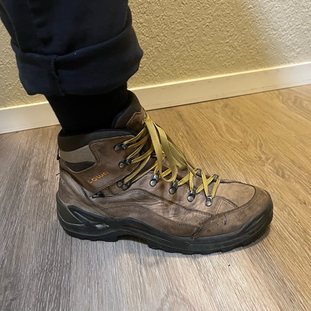 Lowa Tan Hiking Boots with Olive Laces men’s 10.5 outdoors mountain hike seasons
